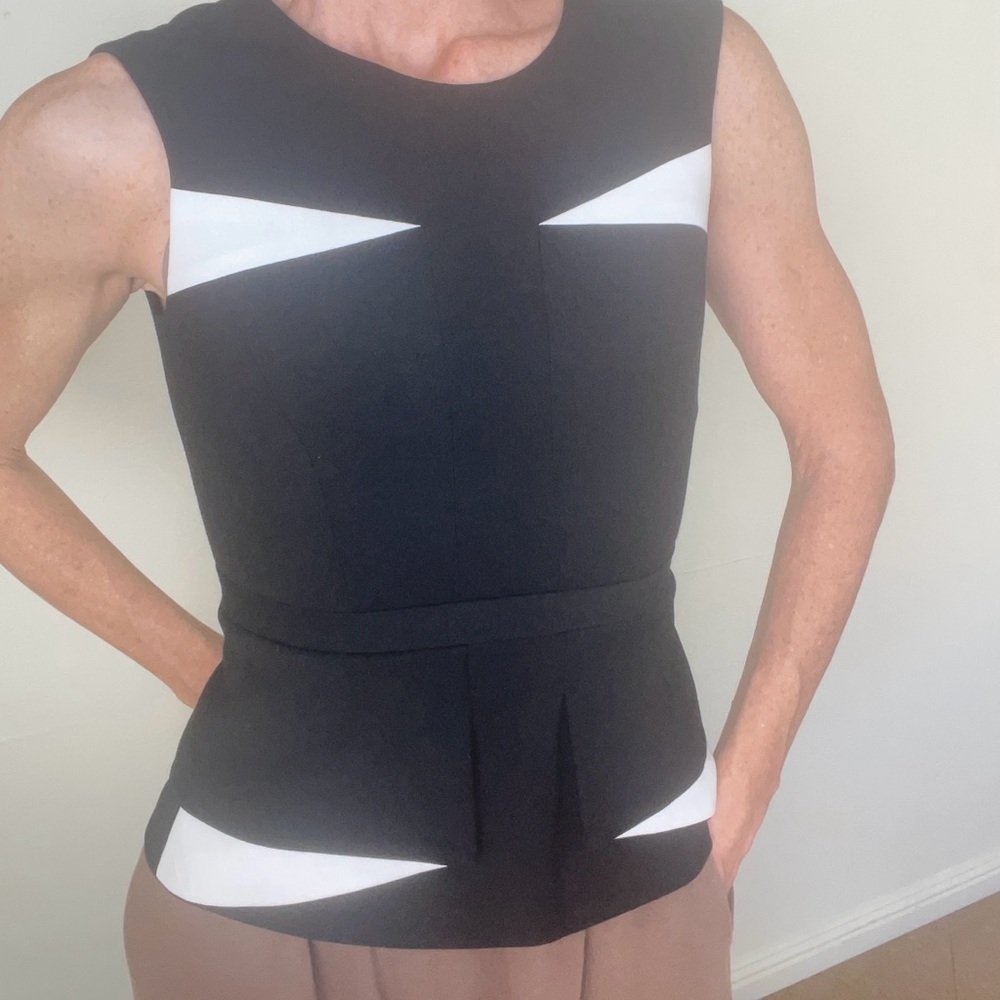 BCBGMaxAzria Black and White Geometric Sleeveless Blouse - Picture 10 of 11